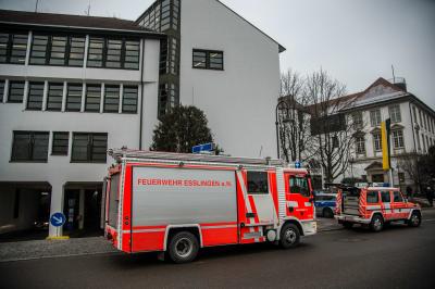 Esslingen: Gasaustritt an Pkw in Polizeitiefgarage